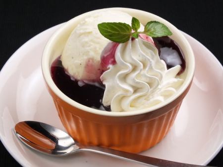 Panna ice cream (strawberry sauce, blueberry sauce, or mango sauce)