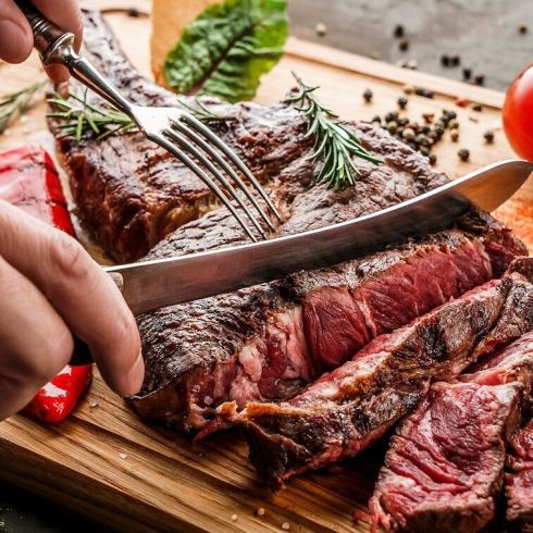 自慢の肉料理が大集合！飲み放題付きコース2980円～