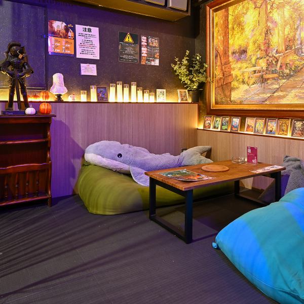 [Yogibo Seat] 在充满法式复古风情的空间中享受美好时光。最多可容纳 18 人就座。您可以在店内平静的氛围中放松身心。