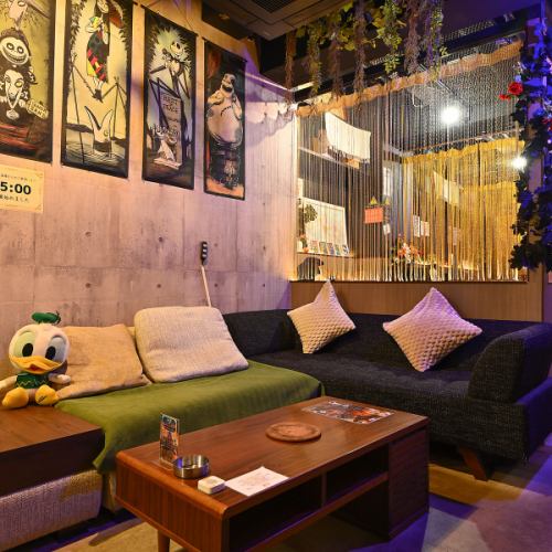 We have comfortable, fluffy sofa seats available. Enjoy the highest quality shisha in a warm atmosphere. It is a space for adults where time flows at a leisurely pace.If you have any questions, please feel free to contact us!