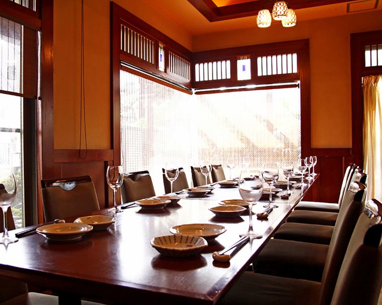 少人数でも半個室でプライベートな空間を演出、用途に合わせて幅広くレイアウトさせていただきます!外からの木漏れ日が心地いい店内。のんびりお食事が楽しめる空間が広がります♪