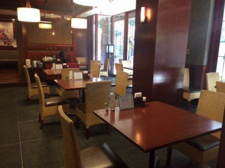 オープンキッチンに面した際は調理の臨場感を楽しめます。