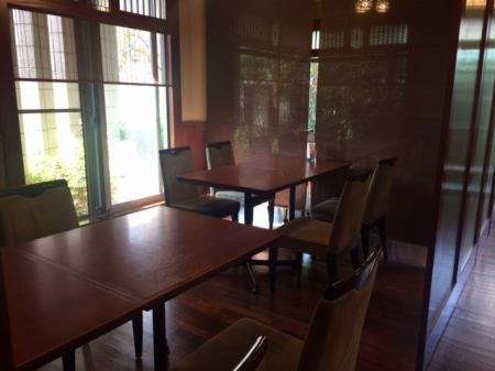 可動式のパーテーションにより8名～10名様ごとに区切れます。