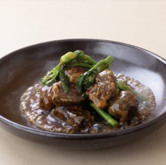 Japanese Black Beef and Fresh Vegetables Stir-fried with Oyster Sauce, Served on a Ceramic Plate