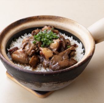 Bou Jai Fan Chicken rice cooked in a clay pot