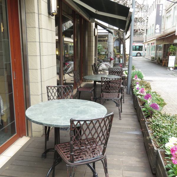 ペットとお食事できるテラス席が3席ございます。(※テラス席のご利用はお問合せの上ご来店下さい。)
