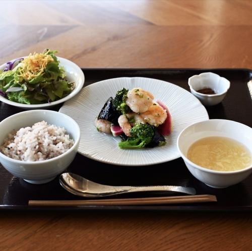 海老と季節野菜の大葉塩炒め定食