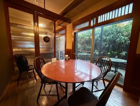 パーテーションで店内は区切る事ができます。