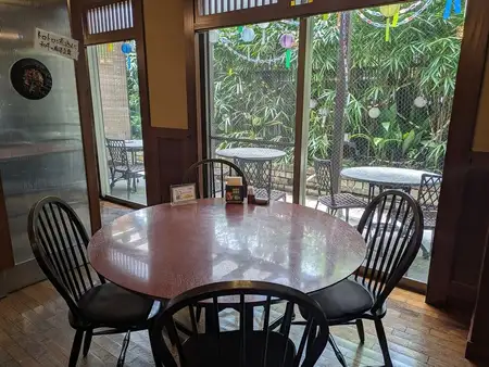 我們的半私人餐桌座位非常受歡迎，所以我們建議您提前預訂。