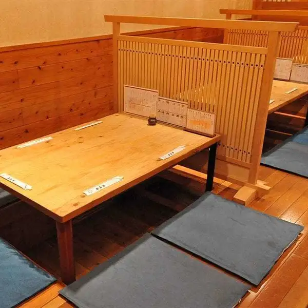 20名様までOKのお座敷の掘りごたつ席は会社宴会や大人数の集まりに最適。貸切利用も可能で、ゆったり過ごせます。大人数でも一体感を生むレイアウトで、設備も整い、幹事も安心して準備できます。打ち上げや同窓会など幅広い用途に使いやすい環境です。使い勝手の良いレイアウトです。