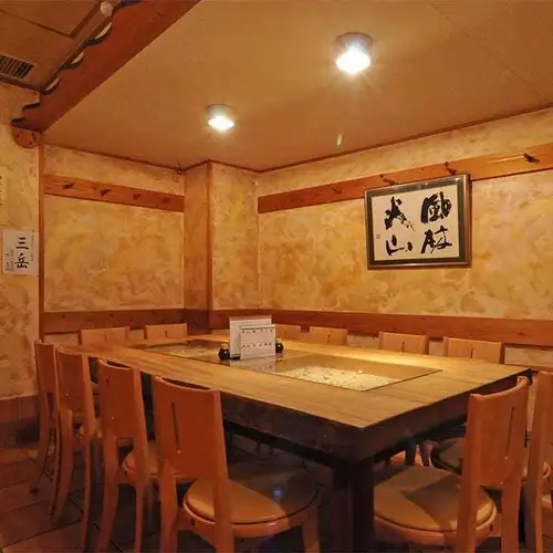 <p>店内は和の趣を感じる落ち着いた空間で、木の温もりを活かしたインテリアが心地よさを演出。半個室や掘りごたつ席など、シーンに合わせた席をご用意。ゆったりとした雰囲気の中で、料理と会話を楽しむ特別な時間を過ごせます。落ち着いた色調で統一され、穏やかな時間が流れる居心地の良い環境です。</p>