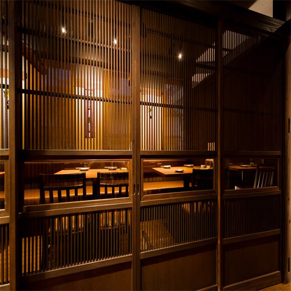 [2楼] 桌椅。2人起。这是一个使用旧材料的日本空间。我们可以引导您进入 3 人起的半私人房间。