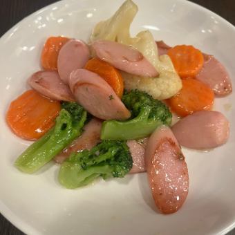 魚肉ソーセージと春野菜のガリバタ炒め