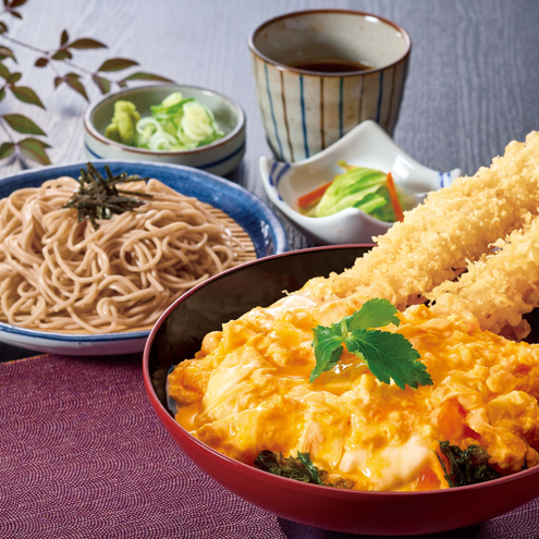 Fluffy shrimp and conger eel tempura bowl and noodles