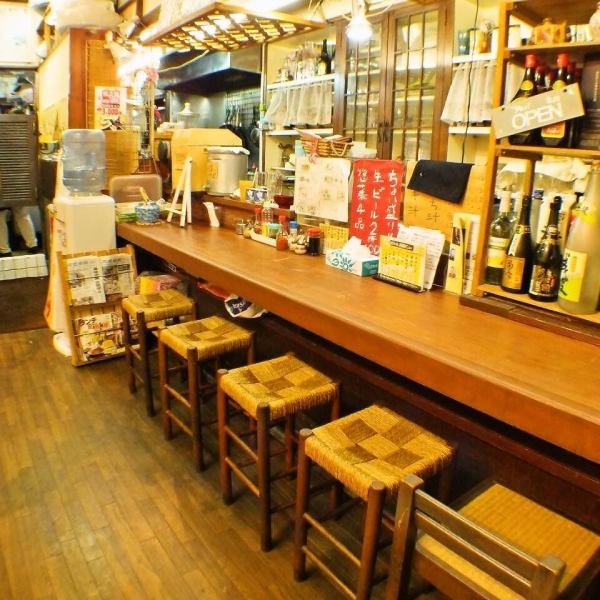 We also have counter seats, so please feel free to visit us even by yourself! You may be able to enjoy conversations with the owner and the landlady ♪