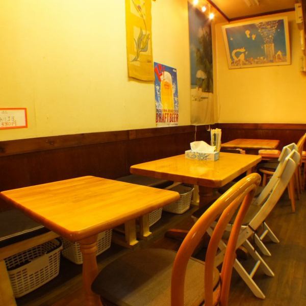 A sofa table seat where you can relax and enjoy Okinawan food and sake.We can also handle banquets and charter.