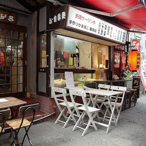 昔ながらの店内。店外には雰囲気のある赤ちょうちん♪