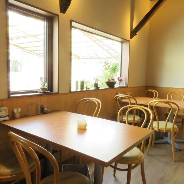 Seats with a large window at the window allow you to have a pleasant lunch time.A great set of lunch is available from 2180 yen, so please come by all means.