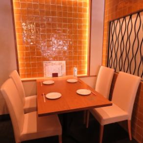The table in the back can be used like a private room.More luxurious and luxurious seats.