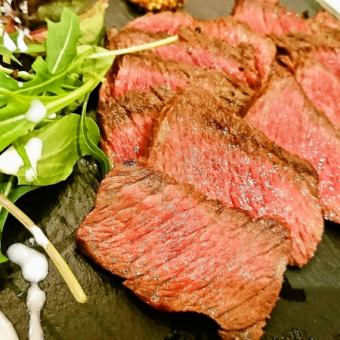 오마카세 코스 메인 해산물과 쇠고기 5500엔(부가세 포함)