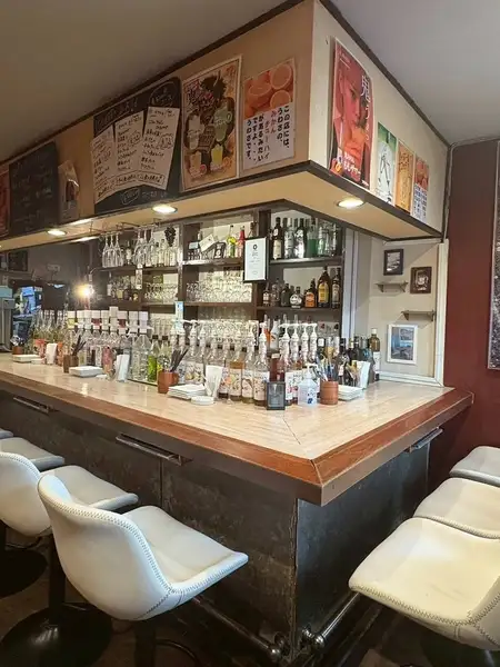 カウンター席は、木目調のテーブルと落ち着いた明るさがおしゃれな空間を演出。お一人様やカップルにもおすすめです。ビールはもちろん、ハイボールやワインといった多彩なお酒と、お酒にぴったりの絶品料理を豊富にご用意しております！スタッフのおもてなしがあたたかく、居心地の良い空間作りを心掛けております♪