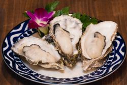 Steamed oysters in sake/steamed oysters in white wine (3 each)