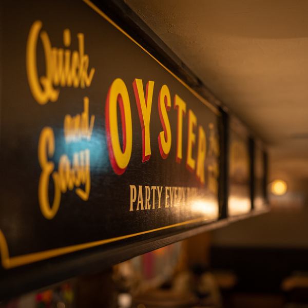 The counter seats offer a relaxed atmosphere where you can watch the oysters being shucked right in front of you and enjoy chatting with the staff about oysters and drinks. Perfect for solo diners or couples!