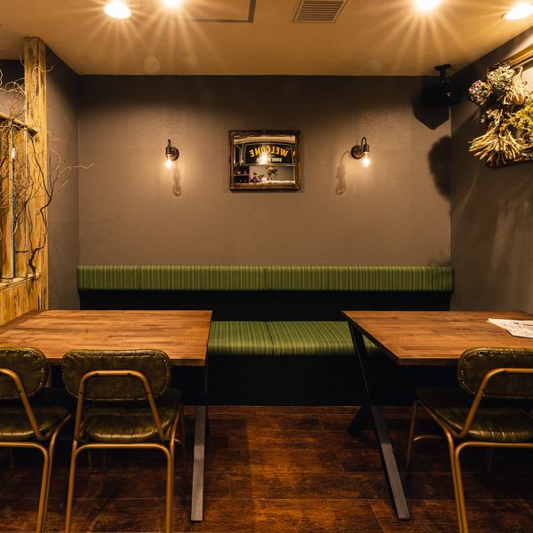 Our table seating with sofas on one side can be combined to accommodate up to 8 people! Perfect for families with children or company parties★ Please feel free to use us for your first or second stop of the evening!