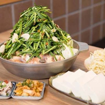 Motsu nabe satisfaction course (1.5 servings of motsu nabe + small side dish + tofu + all-you-can-eat Champon) No. 1 choice by 70% of respondents.