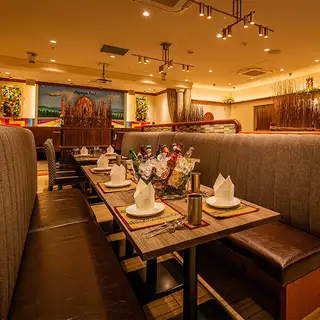 アジアンモダンをテーマにした異国情緒が漂う店内。
