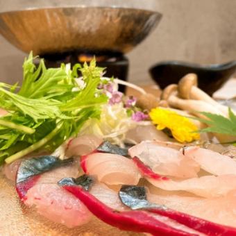 【特色】享用當日新鮮魚的豪華涮鍋。含清酒無限暢飲8,000日圓（含稅）