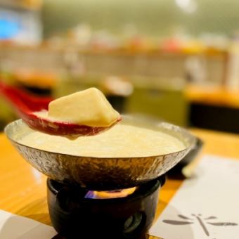 [Specialty] Enjoy the finest hot spring tofu from Saga Ureshino in a hot pot dish.All-you-can-drink Japanese sake included: 6,000 yen (tax included)
