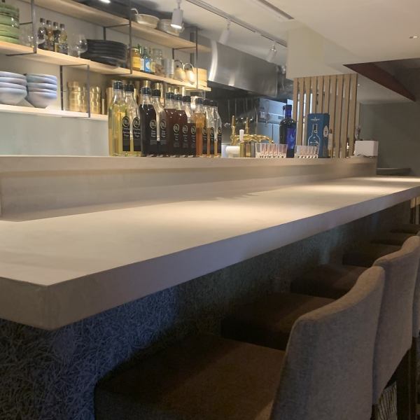 [Counter seats] Counter seats that can be used casually by one person.There is a small drinking set and an after-party set that you can order from one person ◎