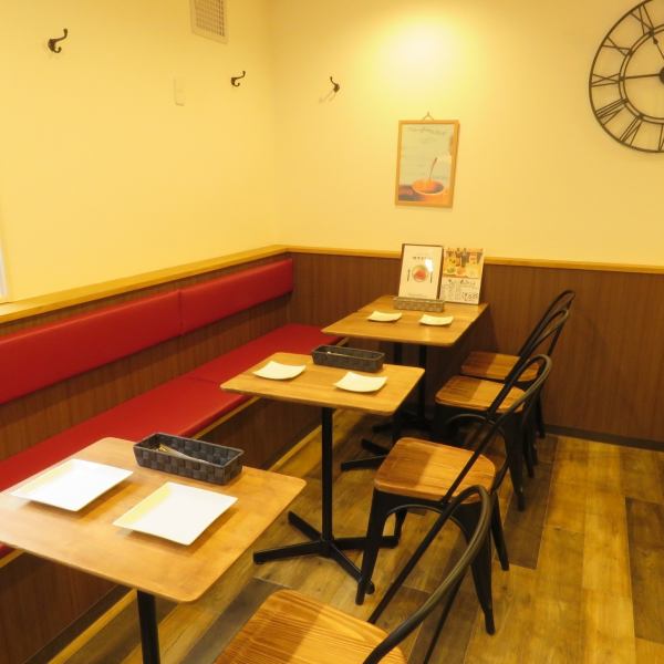 There are five tables for two persons in the shop where the light of the downlight drifts calmly, and three seats for the counter seat so it is perfect for every scene, whether for one person or for groups.Please try our favorite sandwich, side dish, dessert in the shop or take out even if you like.