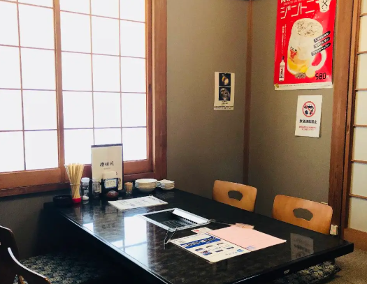 お履き物を脱いでくつろげるお座敷席の個室はプライベート感◎