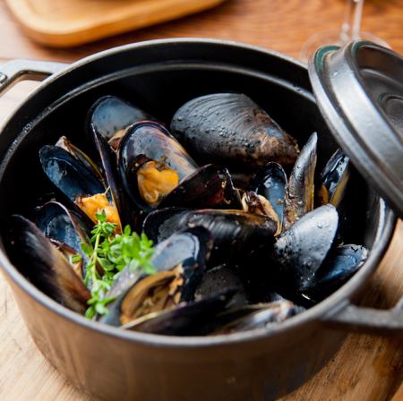 ☆ Authentic! Steam with staub! ☆ Steamed mussels with white wine