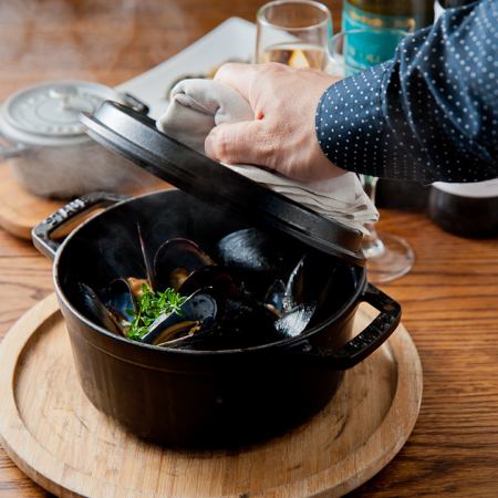 ☆ Authentic! Steam with staub! ☆ Steamed mussels with crema cream flavor
