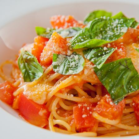 ◎ Mozzarella cheese and basil tomato sauce Raw pasta Kitara ◎