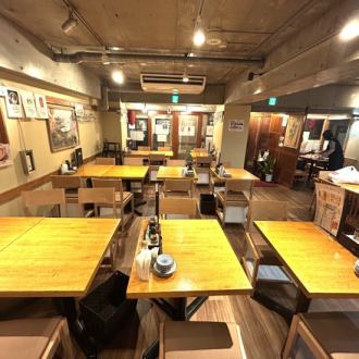 4名掛けのテーブル席は、ご家族や友人との食事にぴったり。木目調の温もりある空間で、本格台湾料理をゆっくりご堪能いただけます。テーブルはレイアウト変更も可能で、連結すれば8名～20名以上のグループ利用や中規模宴会にも柔軟に対応可能。西荻窪での集まりに最適です。