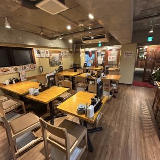 溫暖的木質色調內裝可供包場，最多可容納 50 人。寬敞的空間非常適合舉辦各種宴會、公司聚會和同學會。餐廳位置便利，距離西荻窪站僅幾步之遙，您可以在這裡放鬆身心，享用正宗的台灣美食，度過一段愉快的時光。