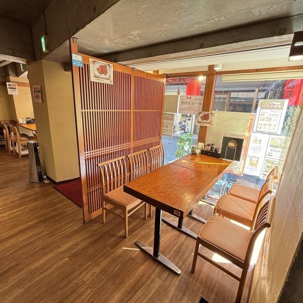 木目調の落ち着く店内は、のんびり時間を過ごすことが出来ます♪テーブル席からカウンター席までございますのでお一人様から友達や同僚などのグループでの利用と幅広いシーンでご利用頂けます！入口入って左手には6人がけのテーブル席もございます。JR西荻窪駅から徒歩1分と駅チカなので、帰り道にぜひお立ち寄りください