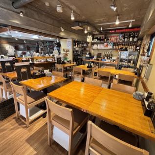 在充滿木質溫暖氣息的輕鬆空間中，享用道地的台灣美食。雙人座位非常適合情侶，適合享用輕便的午餐或晚餐，或下班後快速喝一杯。在我們舒適的桌椅上，您可以一邊用餐一邊聊天。