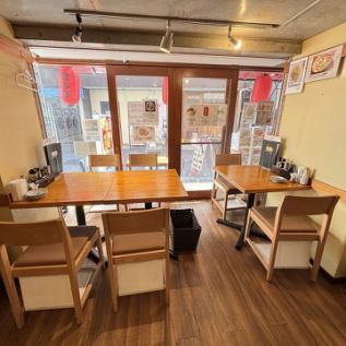 這張舒適的四人餐桌，充滿了溫暖的木質氣息，非常適合團體聚餐、家庭用餐或小型宴會，享用台灣美食。從西荻窪站出發即可輕鬆抵達，您可以在溫馨舒適的氛圍中放鬆身心，享用道地的台灣美食。歡迎您使用我們的設施舉辦各種宴會、酒會、女生聚會等活動。