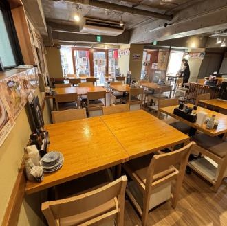 4名掛けのテーブル席は、ご家族や友人との食事にぴったり。木目調の温もりある空間で、本格台湾料理をゆっくりご堪能いただけます。テーブルはレイアウト変更も可能で、連結すれば8名～20名以上のグループ利用や中規模宴会にも柔軟に対応可能。西荻窪での集まりに最適です。