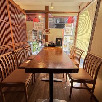 入口を入ってすぐ左にある6名様用テーブル席は、ゆったりと座れる人気のお席です。椅子の座り心地も良く、ランチはもちろん、ちょっとした会食やお集まりにもぴったり。気兼ねなく過ごせる落ち着いた空間で、本場の台湾料理を楽しみながら、くつろぎの時間をお過ごしくださいませ。
