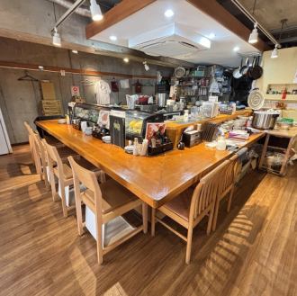 おひとり様やおふたりでのご利用に最適なカウンター席は、台湾料理を気軽に楽しみたい方におすすめ。目の前で料理が仕上がるライブ感と、木の温もりが心地よい空間が魅力です。西荻窪で本場の台湾グルメを堪能できる、ランチ・ディナー・ちょい飲みにもぴったりの人気席です。