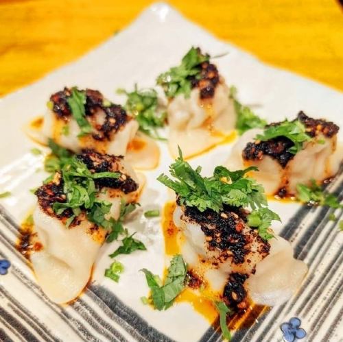 全部手工制作！煎饺和蒸饺口味丰富，馅料多样♪