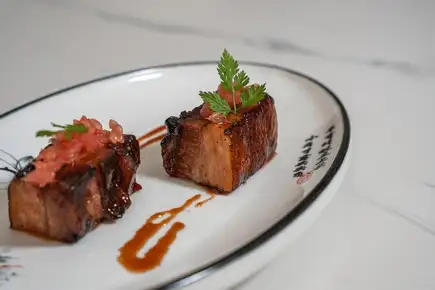 第二道菜 | ~銀座宴~ 包含魚翅湯、大蝦和黑椒牛肉的十道菜套餐。