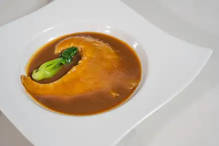 第三道菜 | ~银座翡翠~ 包含大块鱼翅、东方之星石斑鱼和和牛的十道菜套餐。