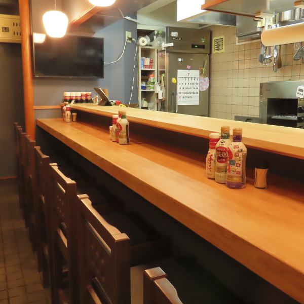 カウンター席は、落ち着きのある雰囲気が魅力の特等席です。目の前には、色とりどりのおばんざいが美しく並べられており、視覚的にも楽しませてくれます。心和むひとときをお過ごしいただけます。お一人様にも最適な場所で、和やかな時間を提供します。お気軽にご利用ください！